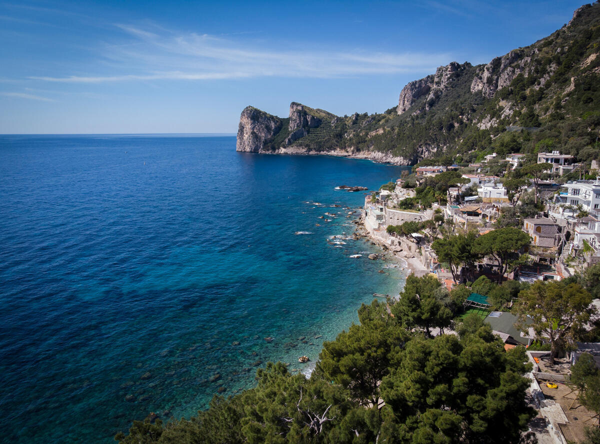 Marina del Cantone-Nerano: 
 tra Capri e Positano al centro della riserva marina Punta Campanella tra la Penisola Sorrentina e la costiera Amalfitana